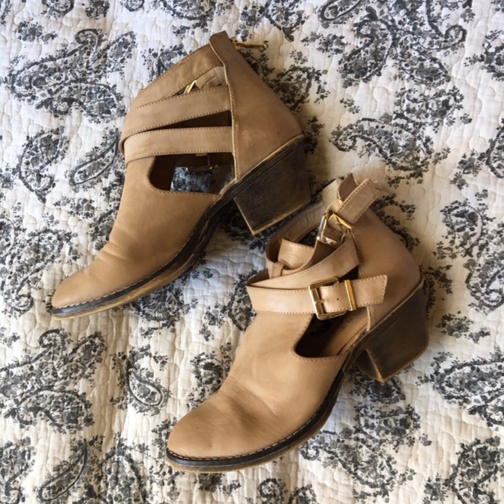 Report Tan booties